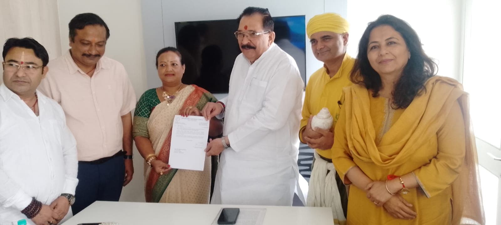 Shri Krishan Bir Chaudhary hands the appointment letter to Smt. Rinku Majumder Ghosh in New Delhi