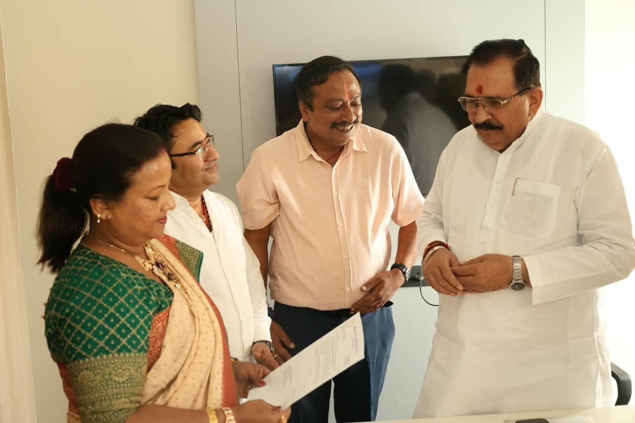 BKS West Bengal delegation reviewing a document with Shri Krishan Bir Choudhary